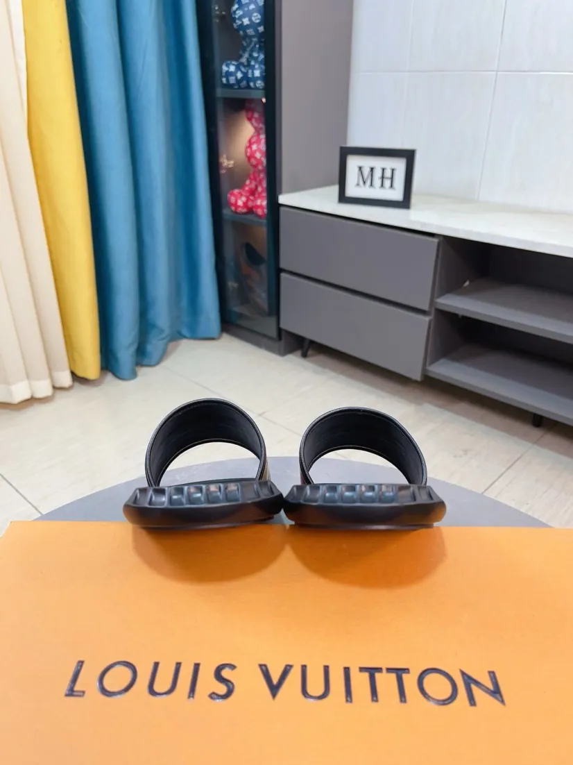 Men's shoes 💰260🌹🌹 (lv-Louis Vuitton) new men's sandals, high-end boutique, exquisite embossed logo decoration on the upper, fine workmanship, super soft soles, casual, loose and comfortable, a must-have in summer! \nsize：38-44